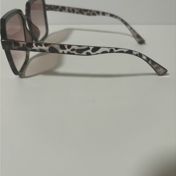 Black Geometric Oversized Sunglasses - Picture 3 of 6